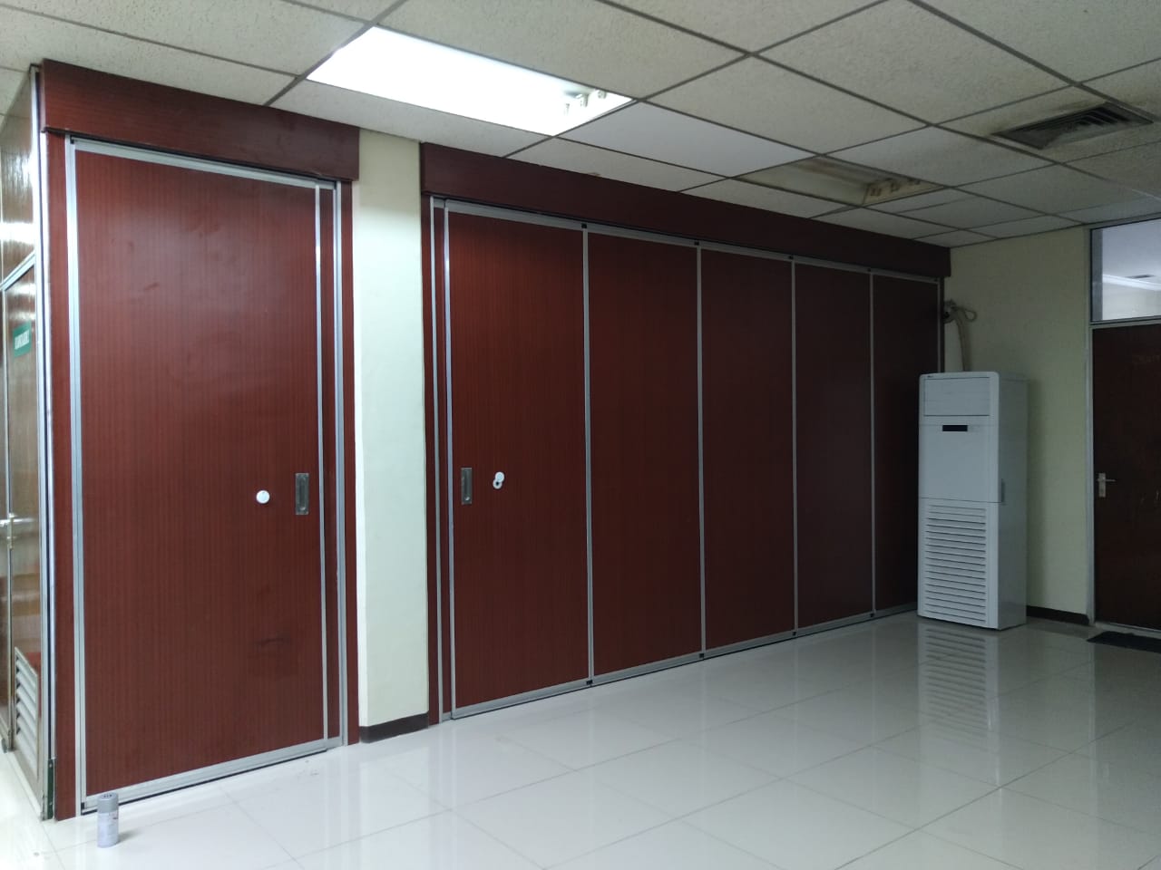 partisi geser, partisi geser kantor, partisi peredam suara, sekat partisi,