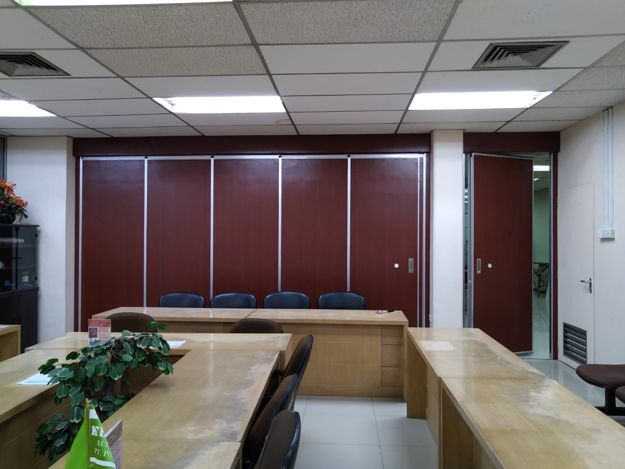 Partisi Geser Ruang Meeting Kantor,